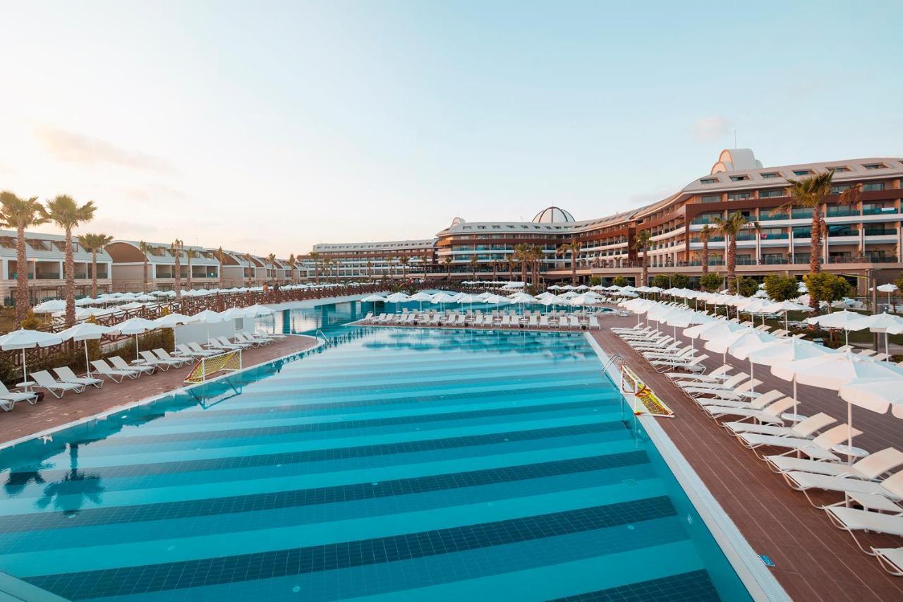 Tui Magic Life Jacaranda Hotel Side Exterior foto The hotel's main pool