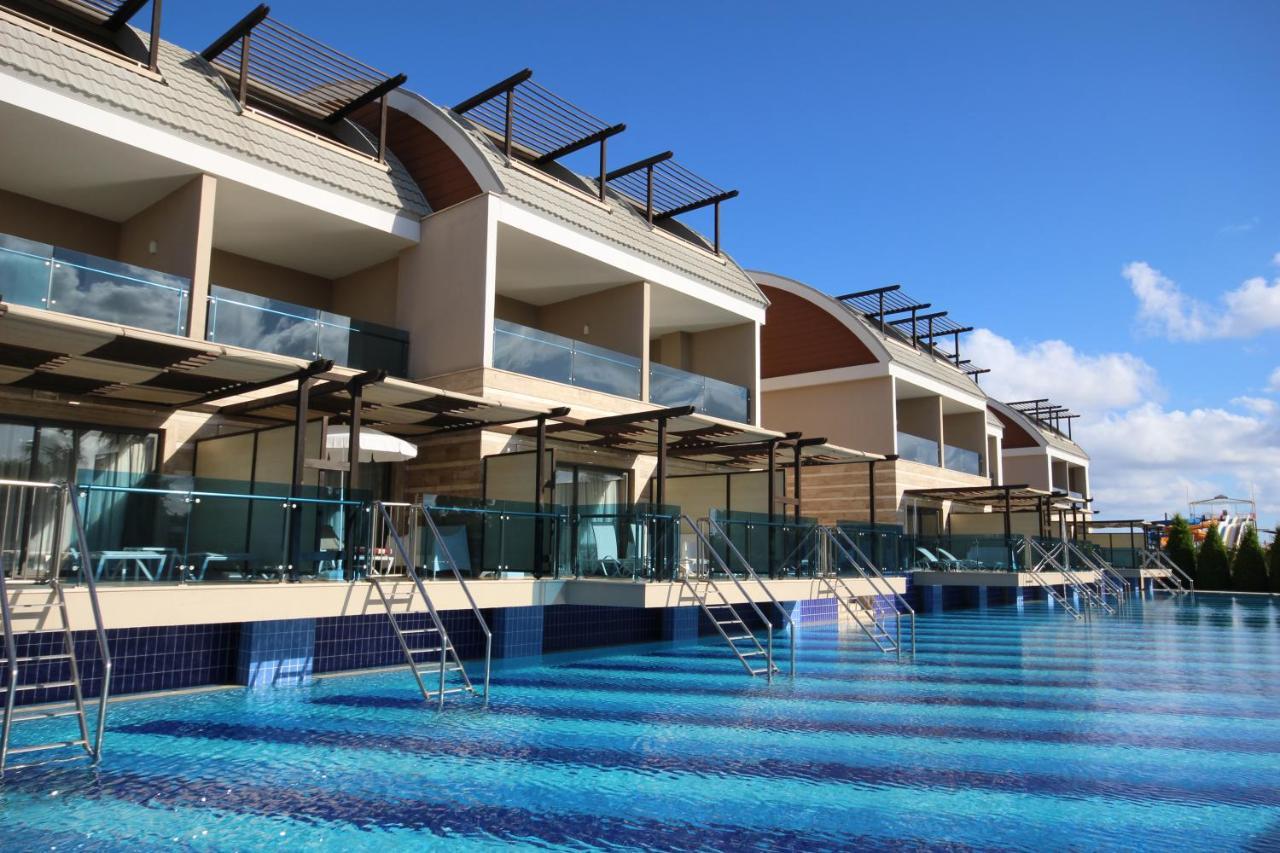 Tui Magic Life Jacaranda Hotel Side Exterior foto The swimming pool at the hotel