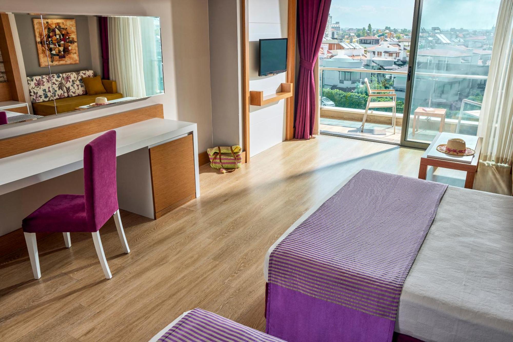 Tui Magic Life Jacaranda Hotel Side Exterior foto A room at the hotel